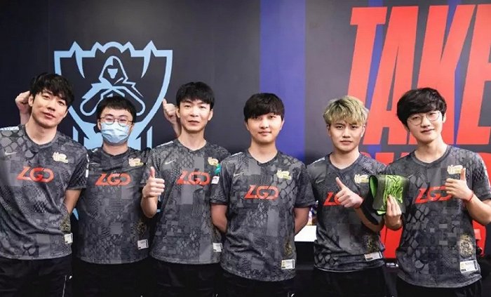 露底牌的情 露底牌的情